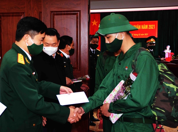 Ban Thanh niên Quân đội trao 336 suất quà tặng thanh niên lên đường nhập ngũ